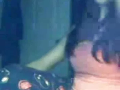 性感比基尼的金发女郎由熟练的合作伙伴正确分析