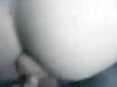 拥有巨大山雀的黑发宝贝在现场变得怪异