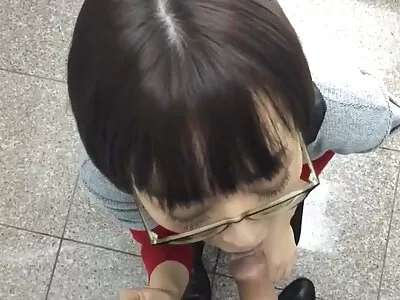 看起来朋克的宝贝会做任何事来取悦她那挂得很好的螺柱