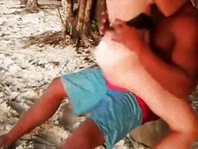 美丽的黑发女仆被她的老板殴打和拍摄