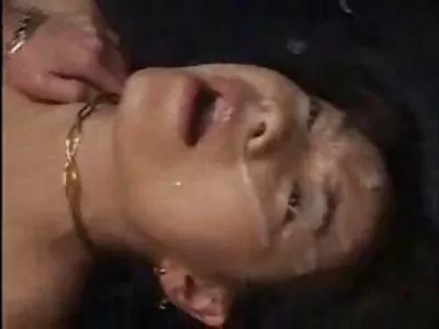 幸运的色情螺柱在 POV 中乱搞两个黑发女士