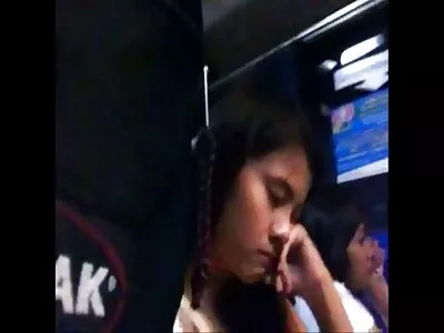 男人在狗的风格前舔鼻子穿孔的婊子猫