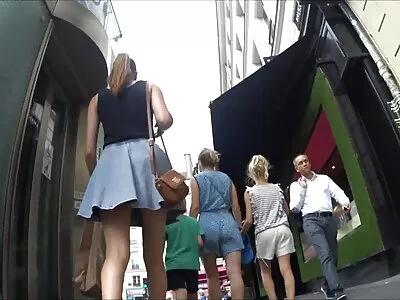 救生员和黑发女郎在阳光下的空荡荡的海滩上做爱
