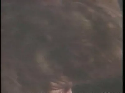 拥有大山雀的金发女孩喜欢接受一个又大又黑的鸡巴