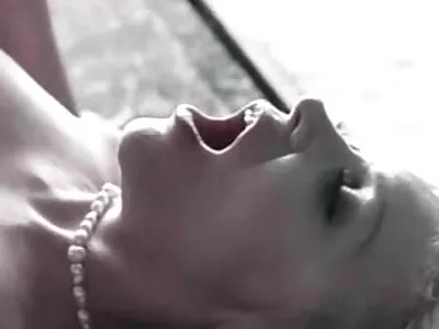 两个超棒的同性恋宠儿在家里有一个讨厌的玩弄会议