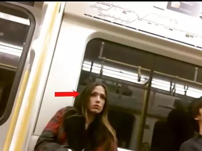 两个金发女郎正在热情的女孩对女孩的性爱中