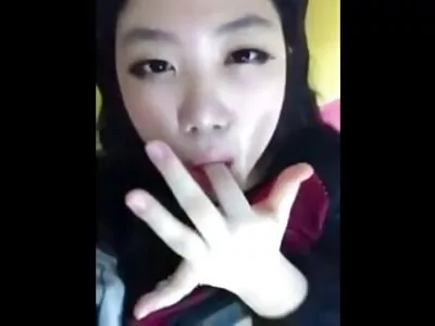 五个女孩有很多乐趣和指法