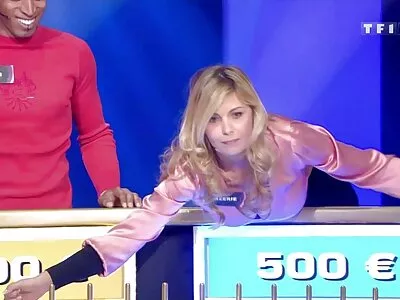 迷人的金发女郎在所有洞中被成熟的导演性交