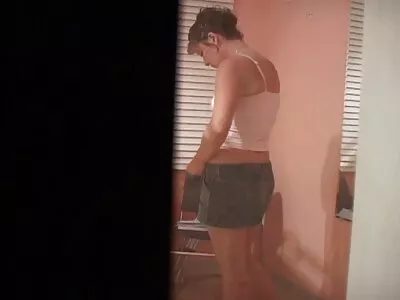 有小山雀的金发少女辣妹用刘海抚摸她妈妈的男朋友