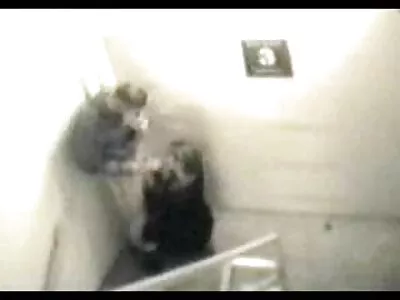 迷人的小妞和她的新男朋友在床上缠着赤裸的身体