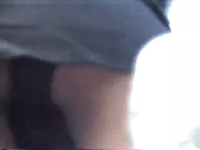 粉红色上衣的黑发女孩让她的阴户被吃掉和 cum