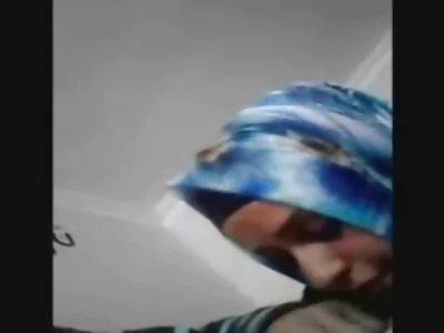完全自然的小鸡喜欢尝试自己的性行为