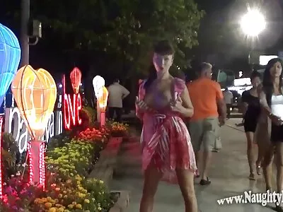 金发美女，眼睛漂亮，肚脐穿孔在镜头前性交