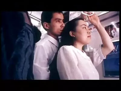 慢跑后，身材娇小的金发女郎在户外粗暴地摔倒