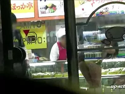 角质青少年肛门性交，同时用振动器取悦她的阴户
