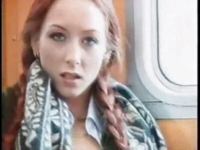 拥有天然大胸部的金发女郎吸吮鸡巴并进行性交