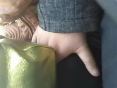 黑头发的青少年取悦一个垂头丧气的家伙