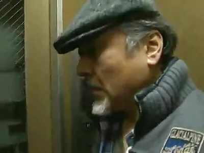 裸体少女抬起她的腿在按摩桌上被性交