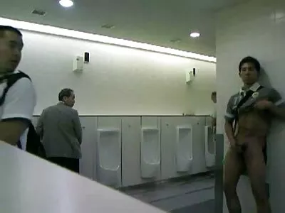 熟练的男孩在镜头前拍摄他如何操金发的继妹
