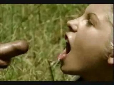 年轻人帮助哥们他妈的被欺骗的蒙住眼睛的女朋友