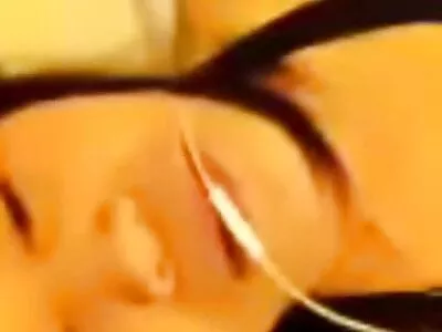 Juicy bodacious babe 用假阳具和鸡巴塞她的屁股