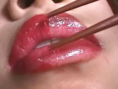 两个华丽的徐娘半老将无辜的女儿拖入女同性恋
