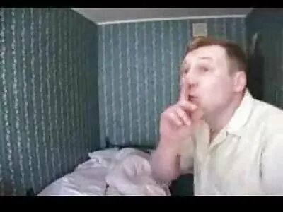 穿着蓝色胸罩和白色丝袜的金发女郎高兴地将阴茎插入屁股