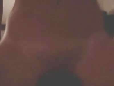 熟练的男人assfucks优雅的女孩让她高兴地呻吟