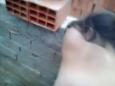 快乐的黑发为钱向陌生人展示了她的圆屁股