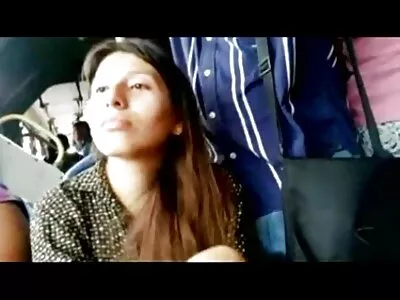 青少年黑发女孩在厨房被残忍性交