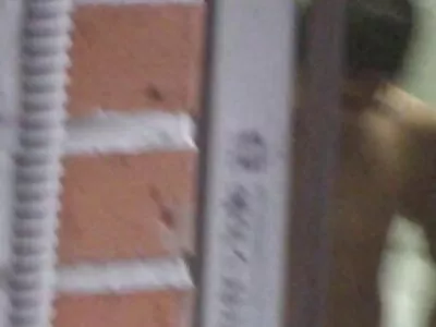 年轻的护送女孩被戴特殊眼镜的客户殴打