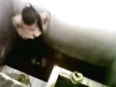 顽皮的夫妇在角色扮演派对上进行性交