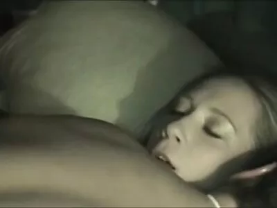 两个亲密的朋友互相亲吻，发现他们彼此相爱