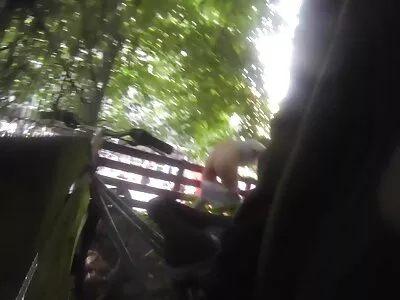 热黑发宝贝得到她的屁股玩和撞