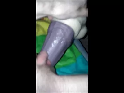 金发熟女正在发情，她想要两个硬鸡巴