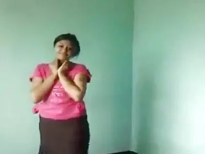 黑头发的少女达芙妮克莱德在她的屁股上有一个大公鸡