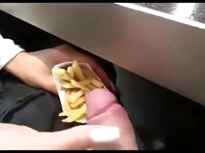 诱人的拉丁小妞让她的阴户塞满了肥肉