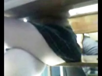 黑发辣妹与活泼的山雀喜欢吮吸一个大鸡巴