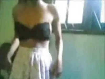 金发女郎让她湿透的阴户硬犁
