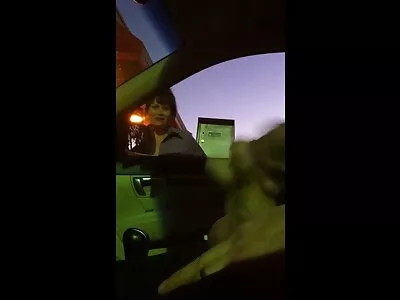 两个业余美女在特写中骑着合适的鸡巴